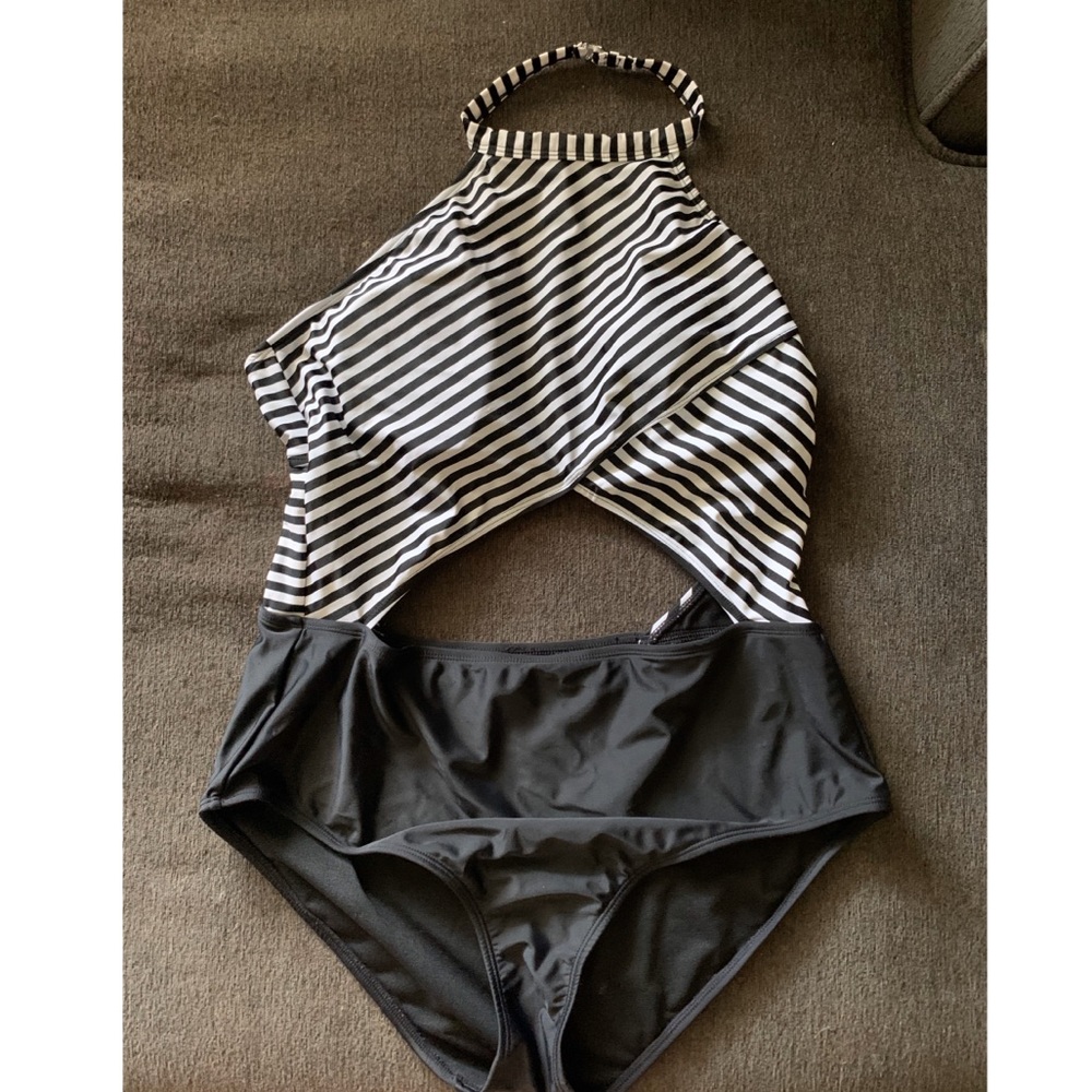 *HOLD for @sweethot56* Monokini 🖤🤍